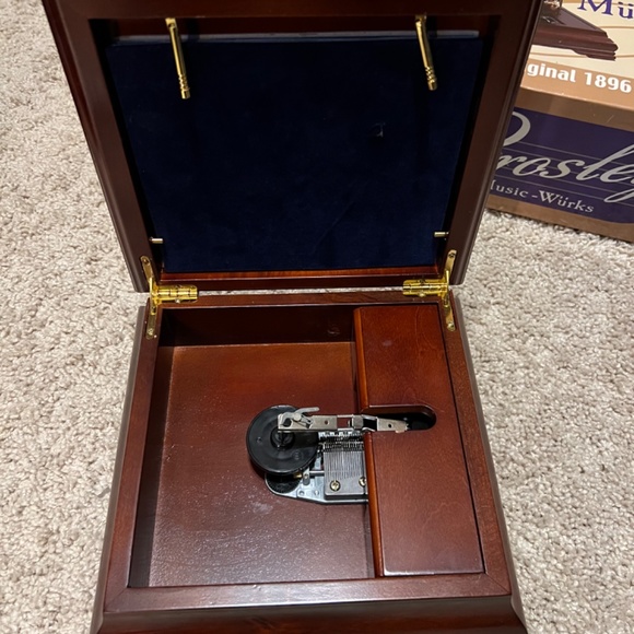 CROSLEY MUSIC WORKS METAL DISC MUSIC BOXES 🎶 NIB
Buy One Get one Free!  READ - 🎶 - Picture 5 of 7